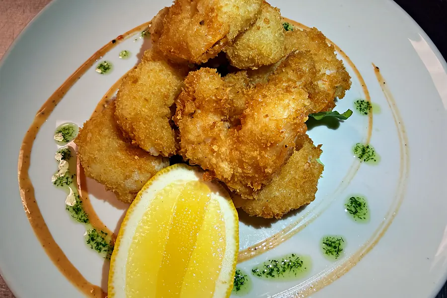 Crispy fried starter with lemon